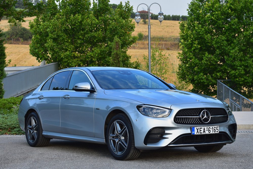 Mercedes E Class 300e. Πολυτέλεια και plug-in υβριδική τεχνολογία