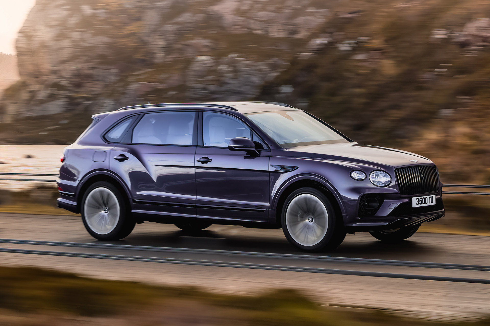 Bentley Bentayga EWB. Η νέα ναυαρχίδα της Bentley.