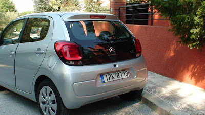 Όμορφη και η πίσω του εικόνα