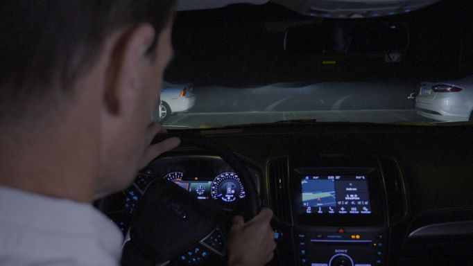 Τεχνολογία προβολέων της Ford βοηθά τον οδηγό να διατηρεί το βλέμμα του στο δρόμο