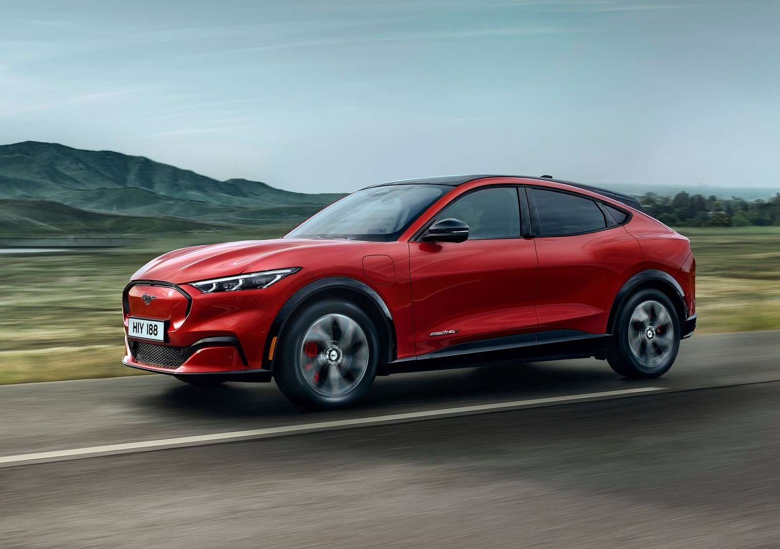 Η Ford Mustang Mach-E θα αποκτήσει φθηνότερες μπαταρίες