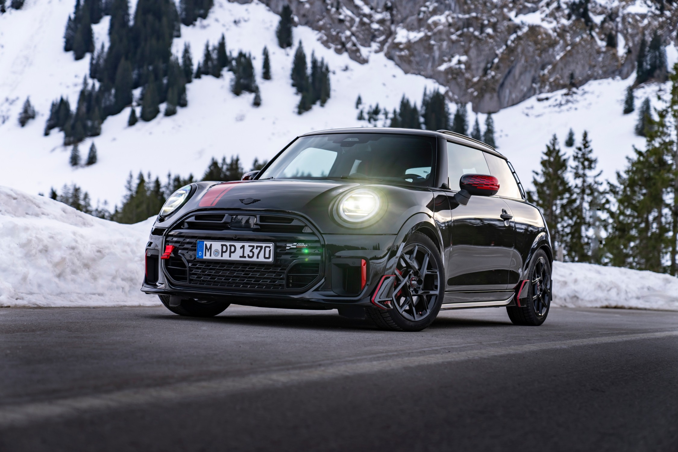 Το Mini John Cooper Works αγριεύει με τα γνήσια αξεσουάρ!