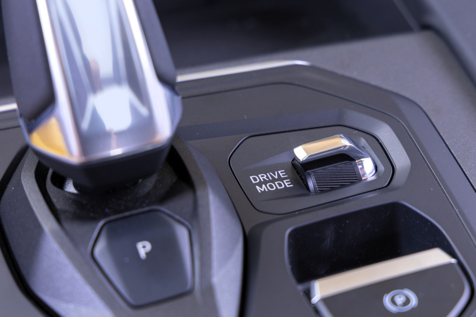 Lynk & Co 01 diakoptes