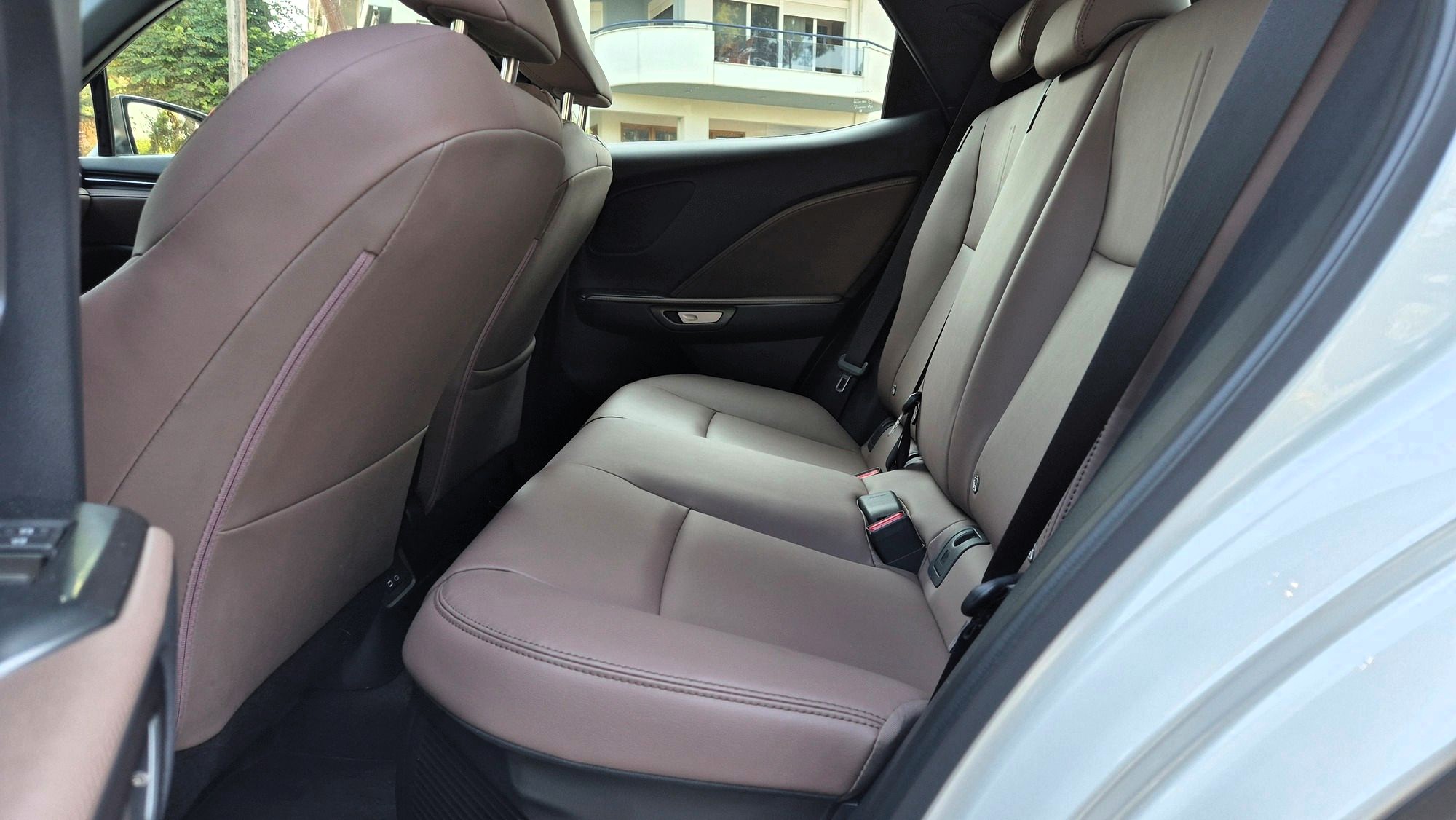 Lexus LBX piso kathismata