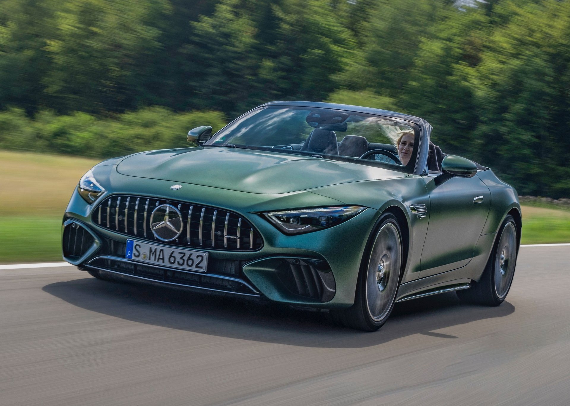 Η νέα Mercedes SL ανταλλάσσει τις επιδόσεις με… άνεση.