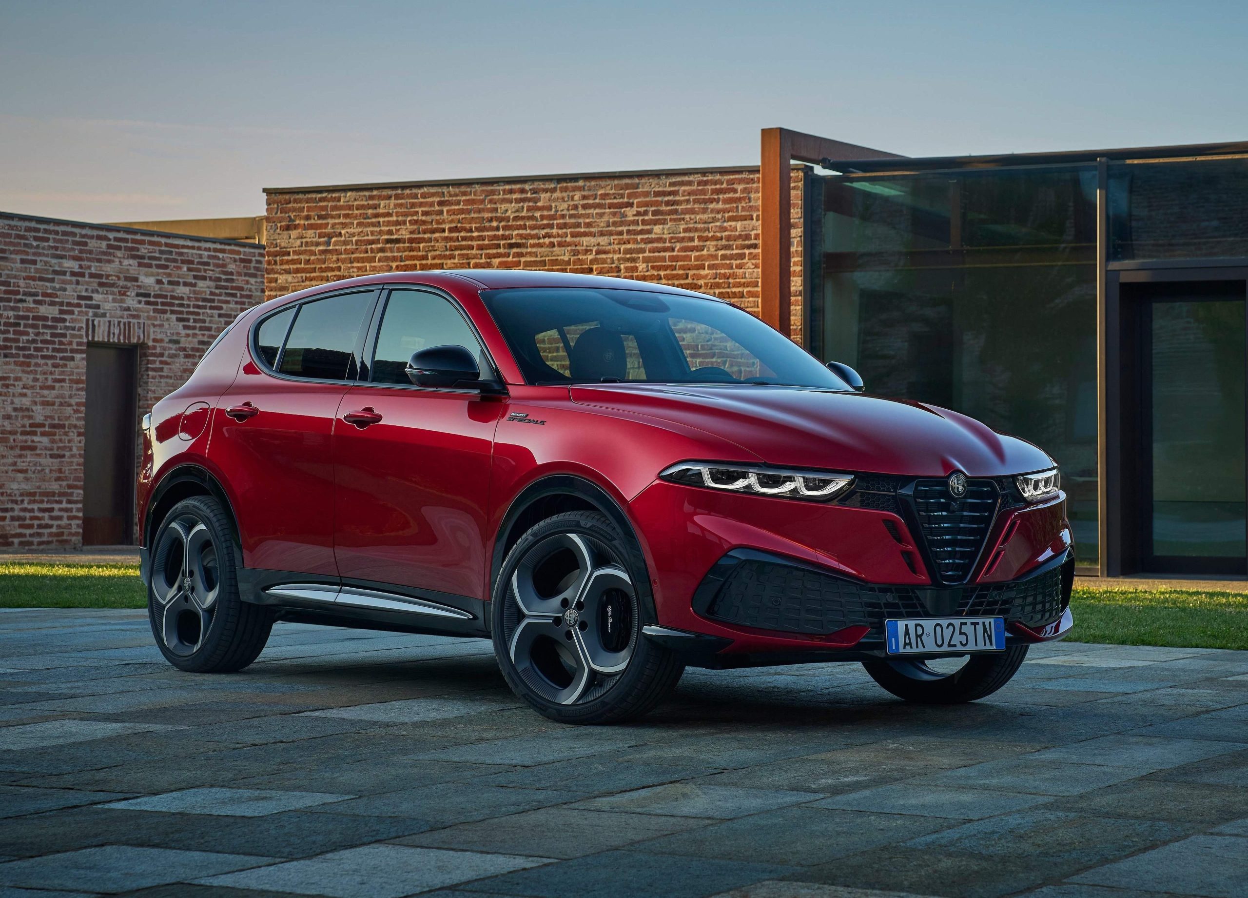 Διαθέσιμη η νέα Alfa Romeo Tonale Ibrida!