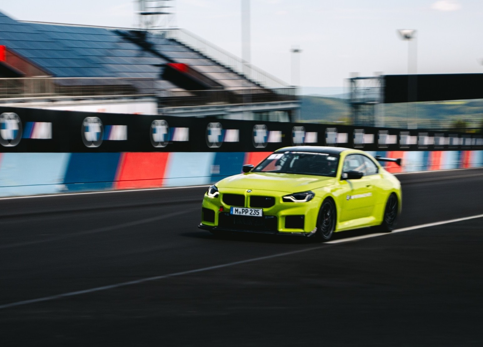 Η BMW M2 είναι ταχύτερη από την M2 CS… με €23.500 σε εξτρά εξοπλισμό!