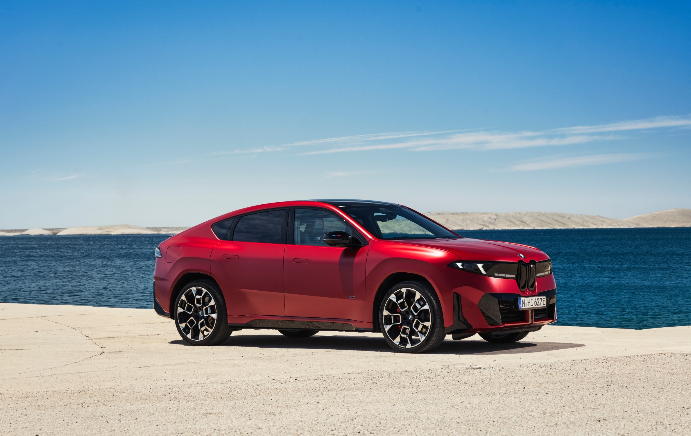 BMW iX4: Έως 828 χιλιόμετρα αυτονομίας και επιδόσεις που εντυπωσιάζουν