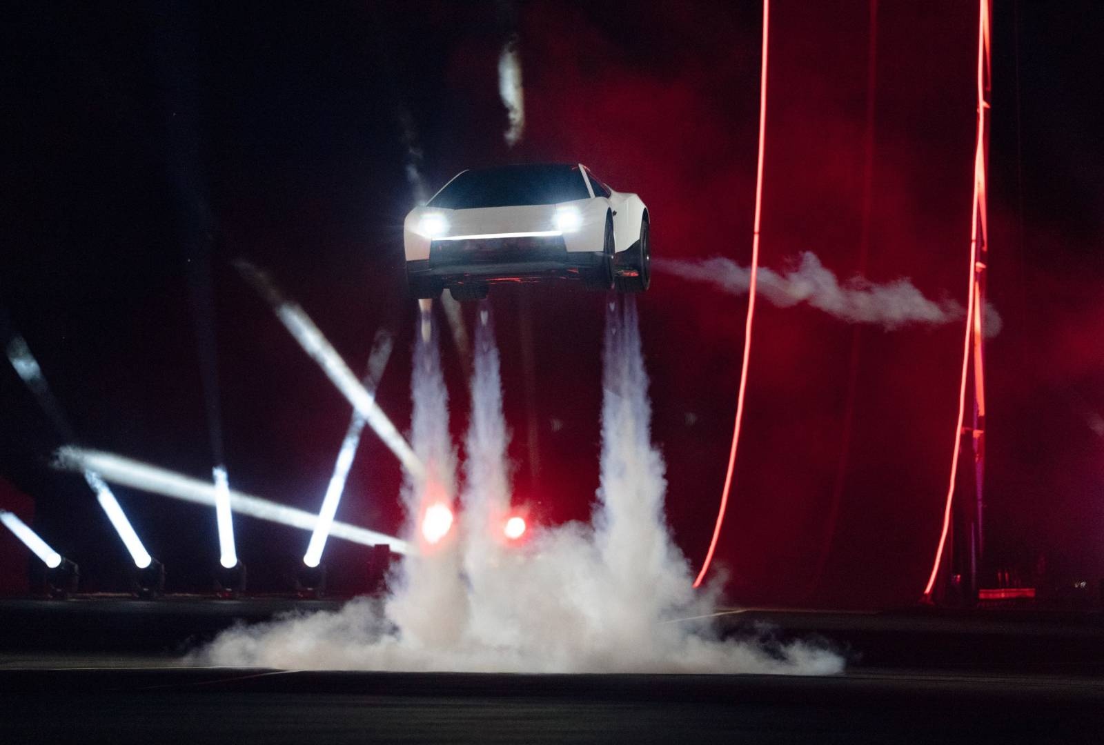 Η Ferrari συγχαίρει την Tesla!